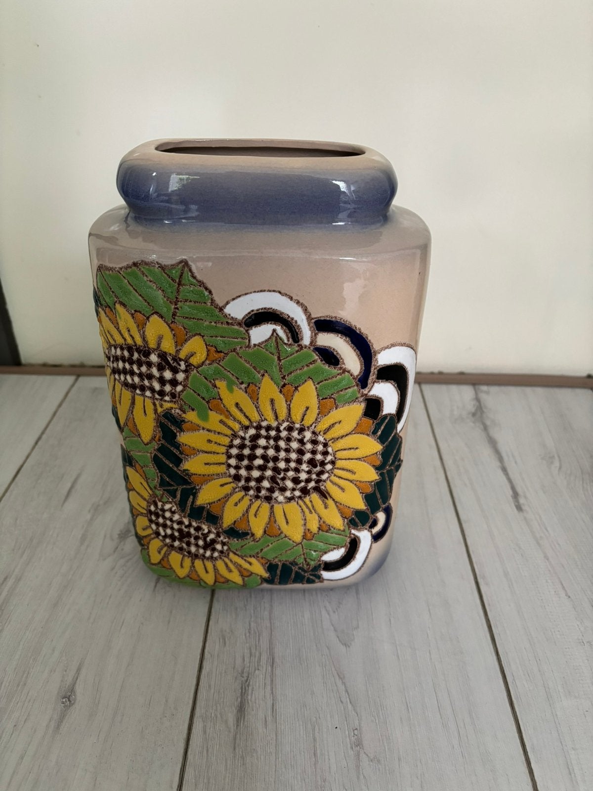 Vintage keramische vaas met zonnebloem reliëf, Huis en Inrichting, Ophalen of Verzenden, Zo goed als nieuw