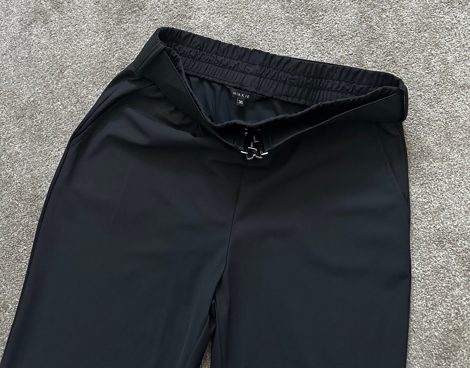 NIKKIE, super “vallende” zwarte pantalan, Zwart, Nieuw, Ophalen of Verzenden, Maat 36 (S)