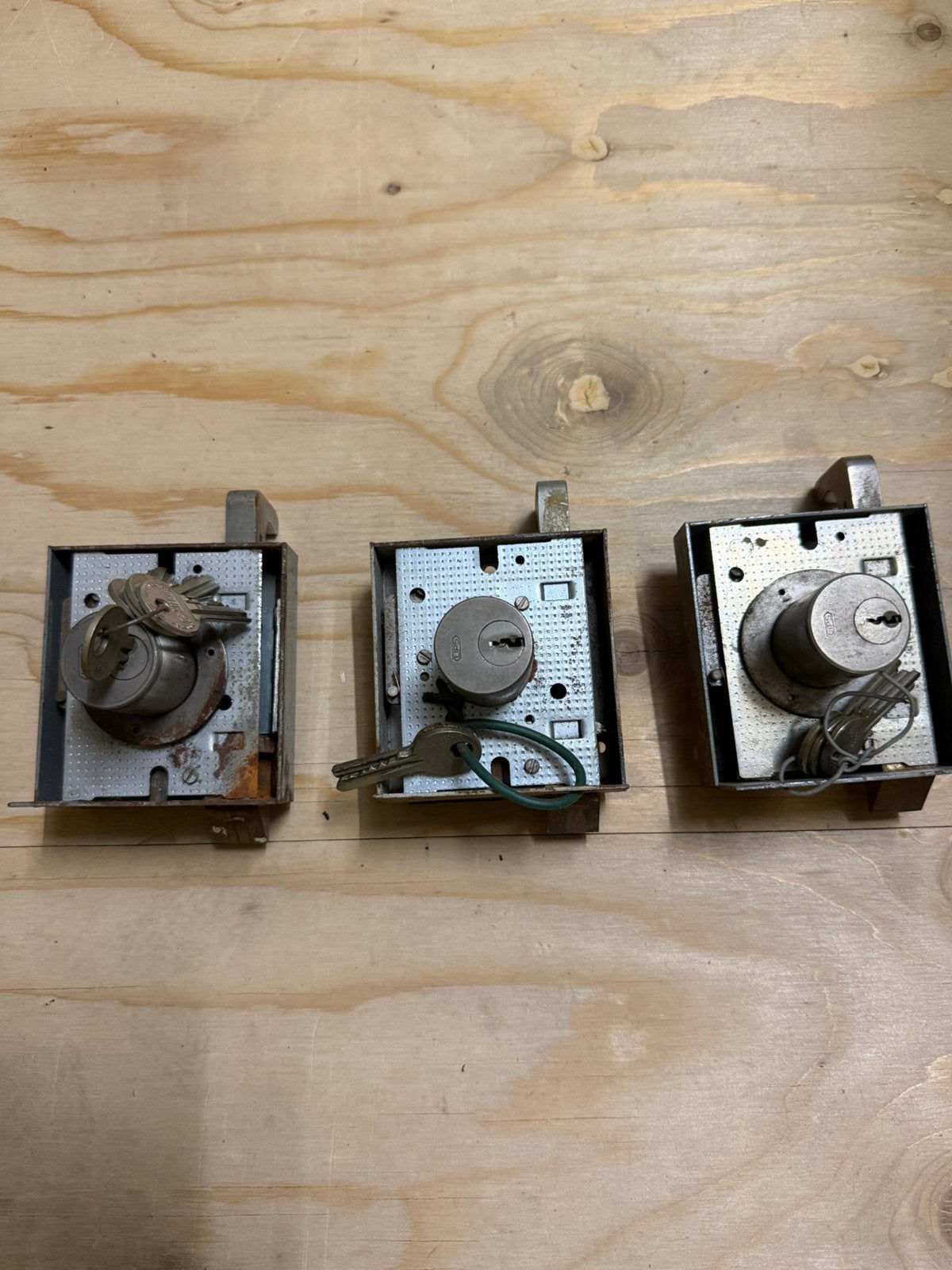 Te koop 3 x voordeurslot met mechaniek en sleutels, Doe-het-zelf en Verbouw, Hang- en Sluitwerk, Ophalen of Verzenden, Gebruikt