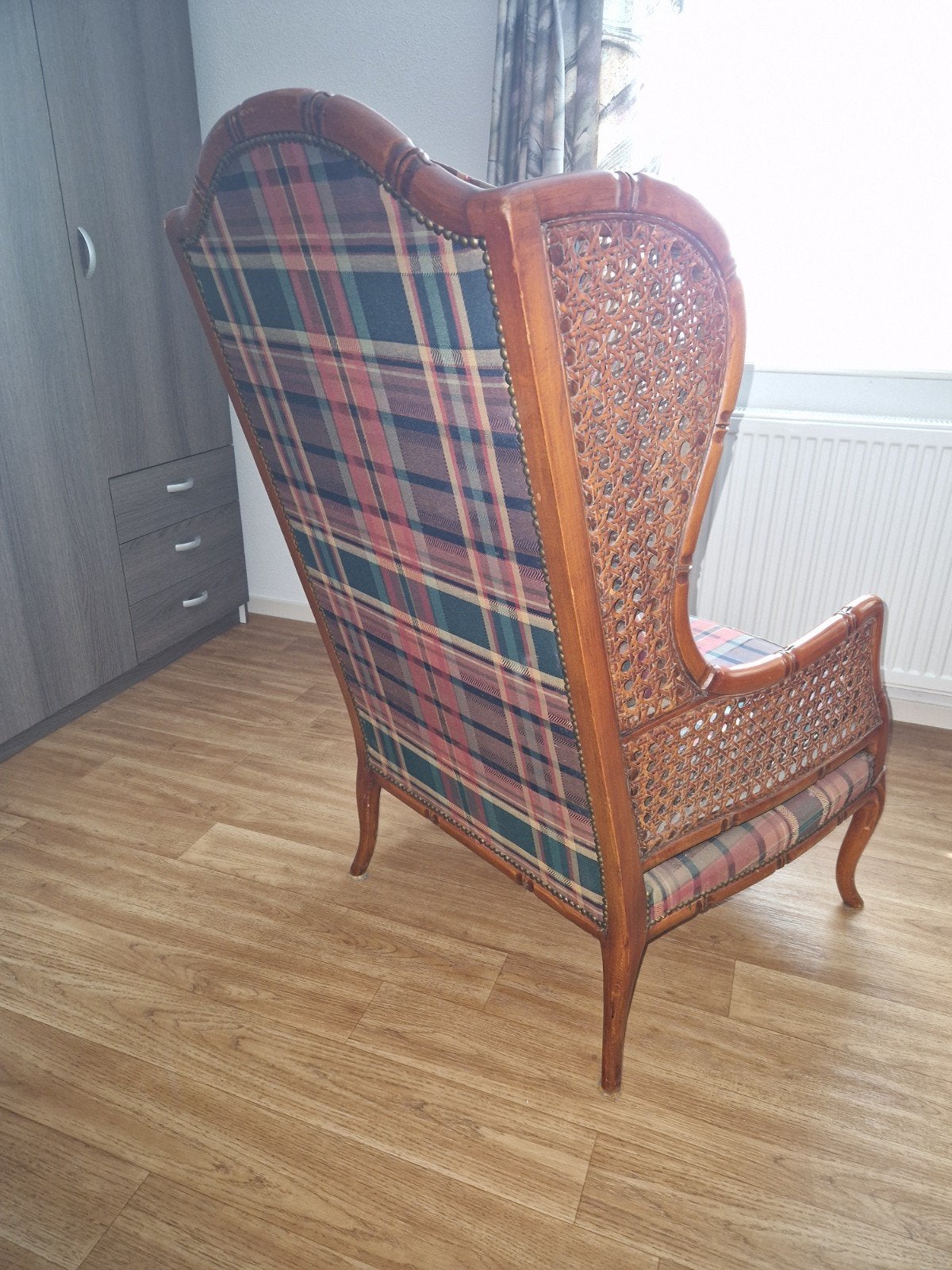 Vintage oorfauteuil met ruitpatroon en rotan details, Ophalen of Verzenden