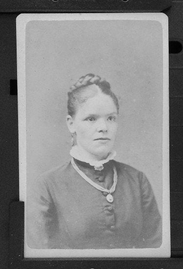 19e eeuwse portretfoto van een jonge vrouw, Gebruikt, Foto, Klederdracht, Ophalen of Verzenden