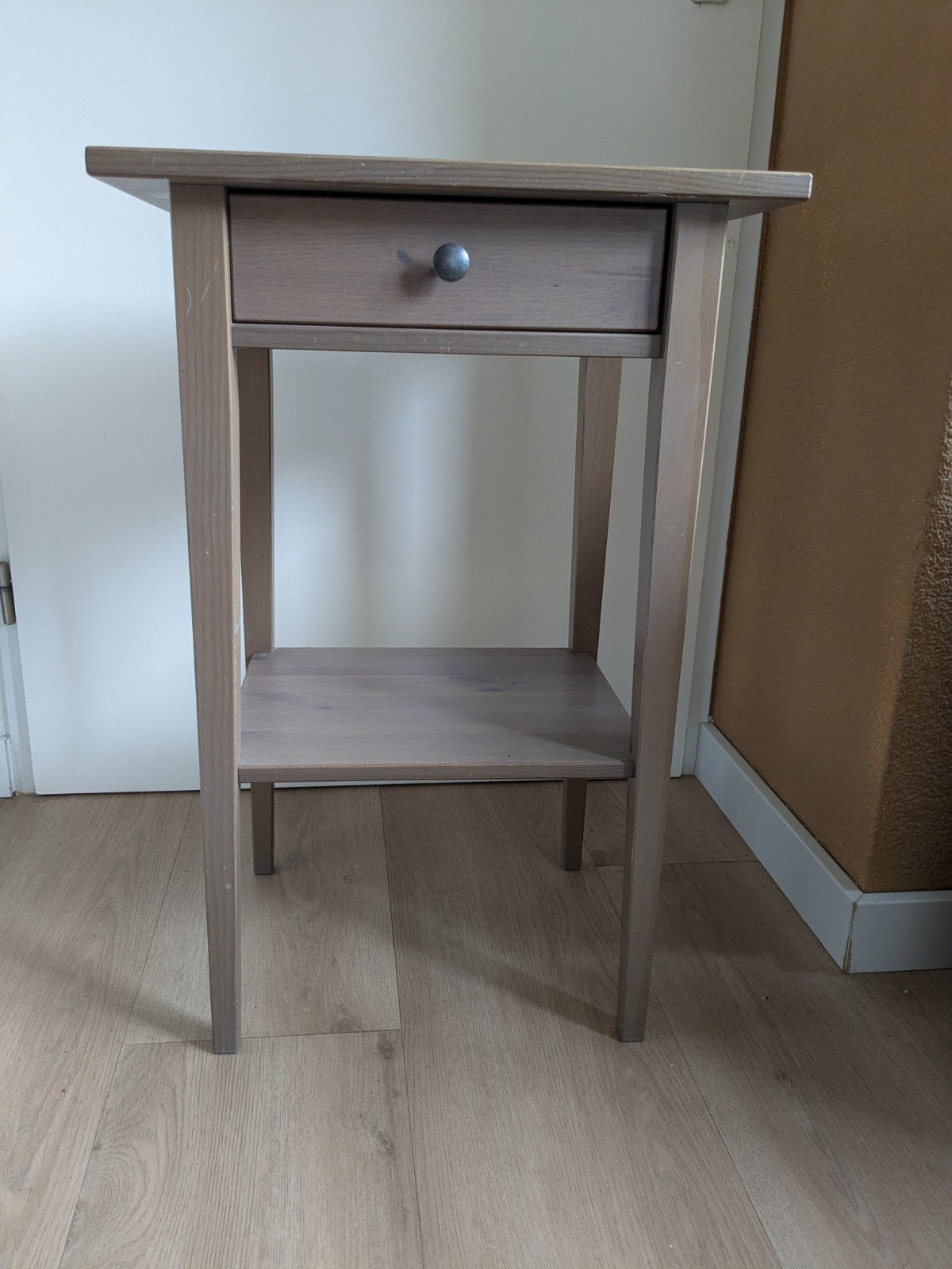Houten bijzettafel/nachtkastje met lade en plankje, Ophalen, Minder dan 55 cm, Gebruikt, 60 cm of meer