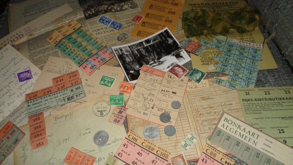 Set 12 Oorlog wo2 bonnen geld munt krant foto document ww2, Verzamelen, Militaria | Tweede Wereldoorlog, Verzenden, Overige soorten