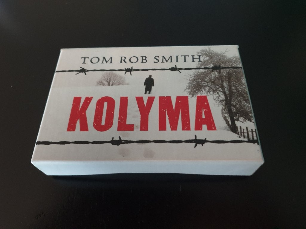 Boekje Dwarsligger nr 49- Tom Rob Smith - Kolyma met doosje, Boeken, Ophalen of Verzenden, Gelezen
