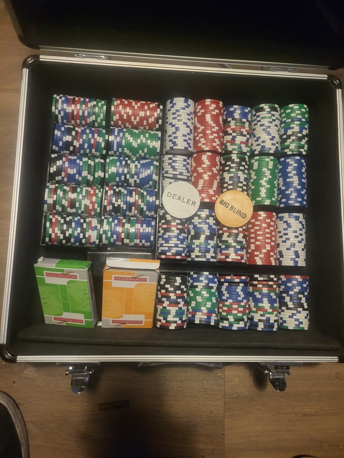 LuxePokerset met 600 fiches, kaarten en schudmachine, Vijf spelers of meer, Ophalen of Verzenden, Gebruikt
