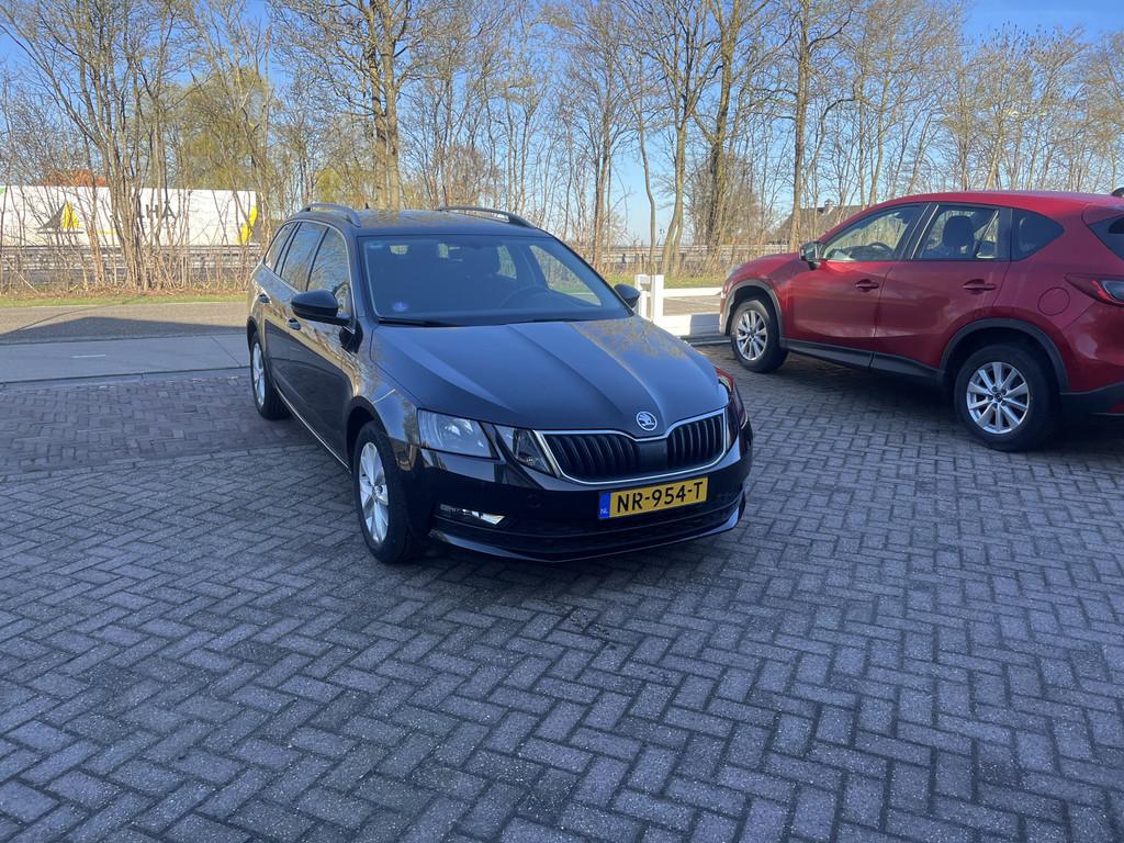 Skoda Octavia Combi 1.0 TSI Greentech Ambition Business TREK, Auto's, Skoda, Stof, Gebruikt, Origineel Nederlands, Handgeschakeld