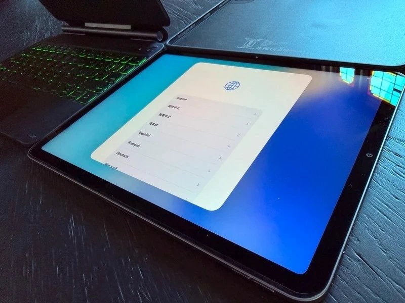 iPad Air 5 (2022)64GB  + Keyboard Case – zeer nette staat