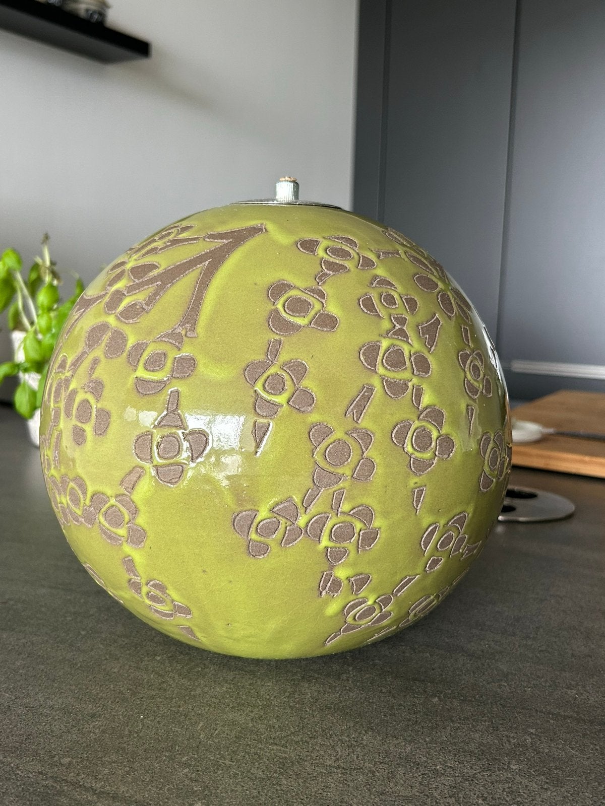 Groene keramische bolvormige olielamp met bloemmotief, Draadloos, Overige merken, Overige fittingen, Ophalen of Verzenden
