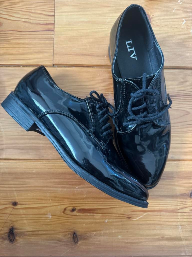 Zwarte lakleren veterschoenen - Maat 39, Kleding | Dames, Ophalen of Verzenden, Nieuw, Zwart, Schoenen met lage hakken
