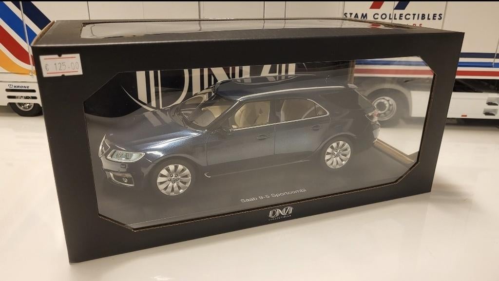 DNA Models Saab 9-5 Sportcombi Blue Metallic, Hobby en Vrije tijd, Modelauto's | 1:18, Overige merken, Auto, Ophalen of Verzenden