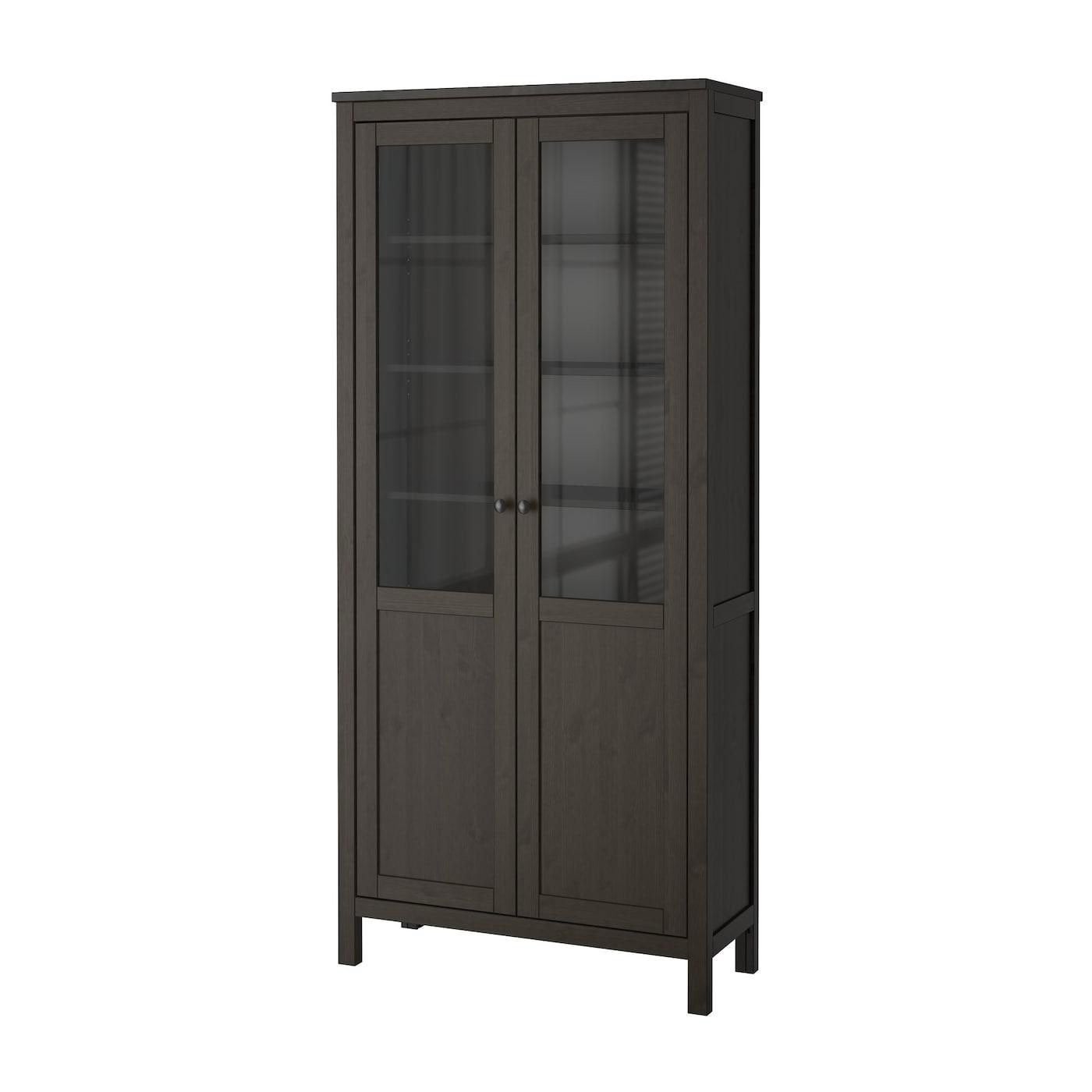 Hemnes Donkerbruine vitrinekast met glazen deuren, Huis en Inrichting, Ophalen, Gebruikt, 50 tot 100 cm, 150 tot 200 cm