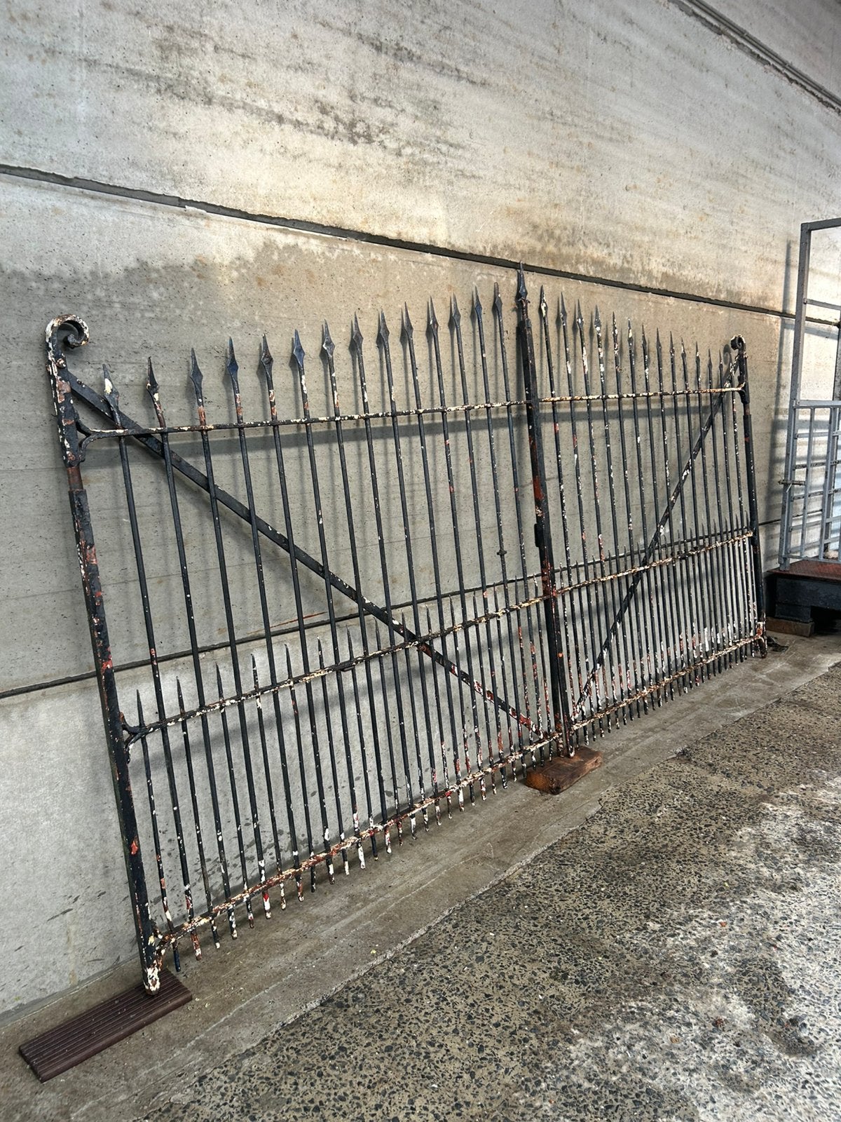 Dubbel antiek vol smeedijzeren hekken of poort, Tuin en Terras, Ophalen, Gebruikt, IJzer, Sierhekwerk