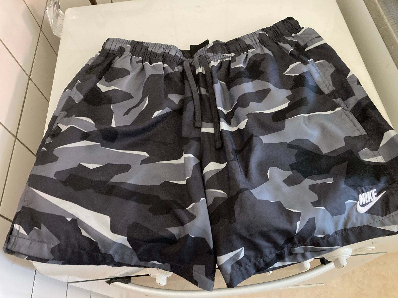 Nieuwe Nike Camouflage Sportbroek - Maat L, Maat 52/54 (L), Zo goed als nieuw, Algemeen, Meerkleurig
