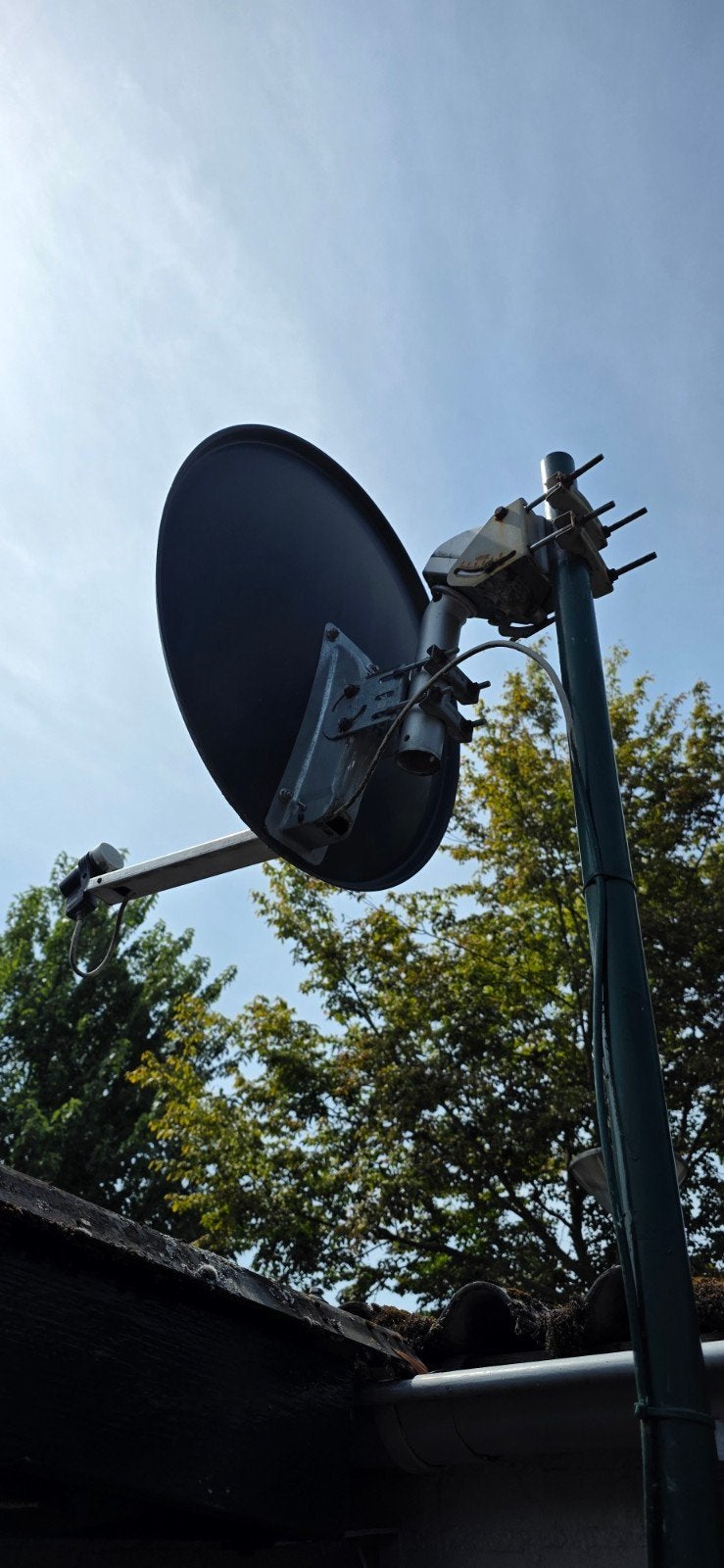 Schotelantenne met paal en muurbeugel, Ophalen, Gebruikt, (Schotel)antenne, Overige merken
