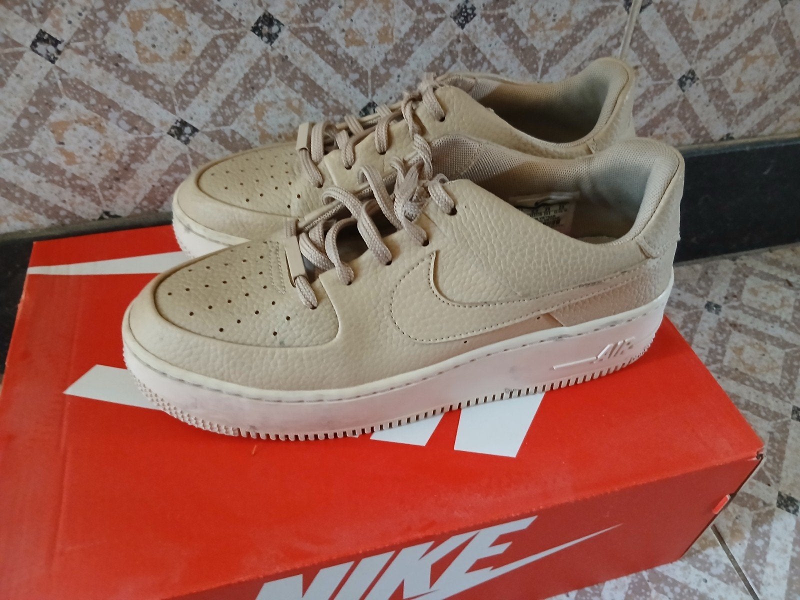 Nike Air Force 1 '07 Platform sneakers - Zo goed als nieuw, Kleding | Dames, Beige, Nike, Ophalen of Verzenden, Sneakers of Gympen