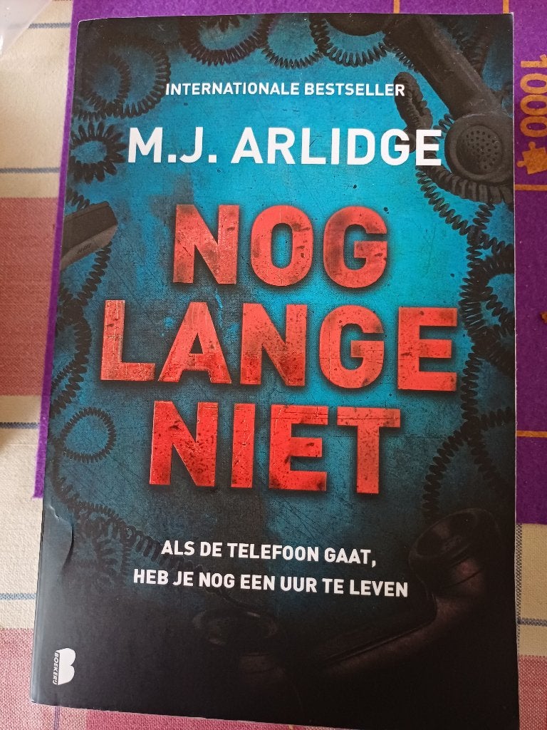 M.J.Arlidge Nog lang niet Paperback.