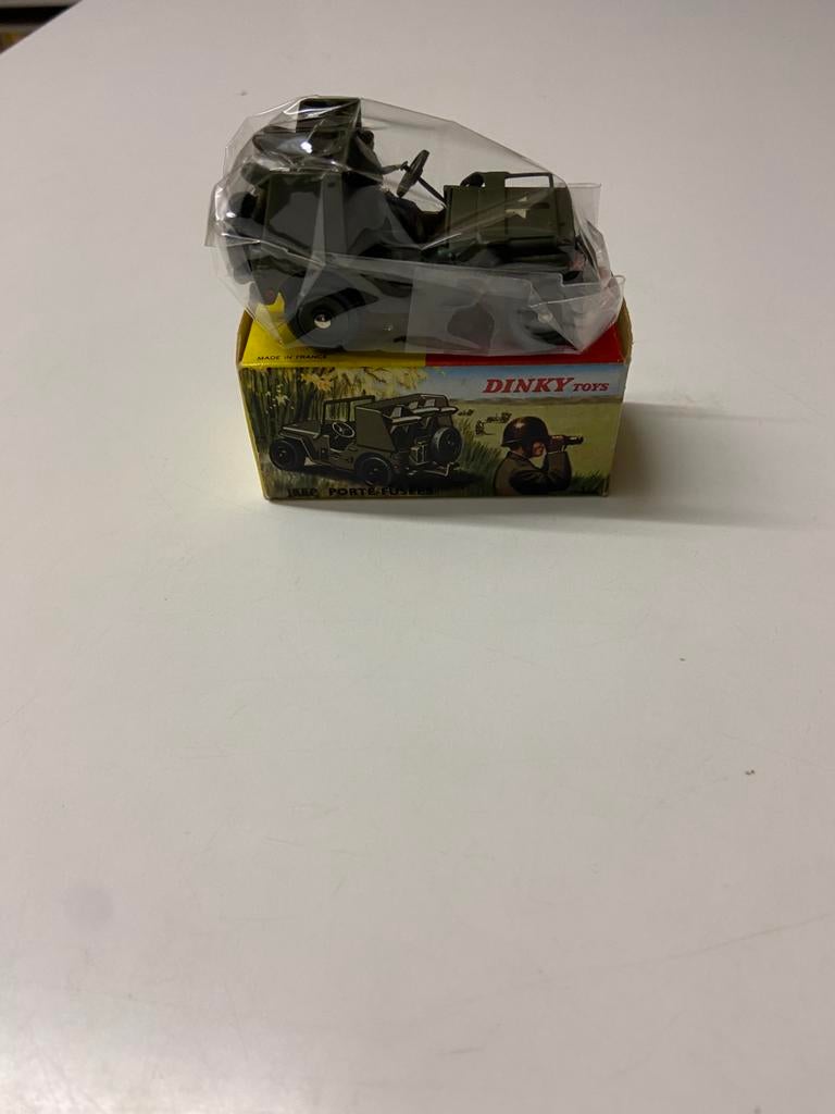 Dinky militair 828  jeep met raket werper, Hobby en Vrije tijd, Ophalen of Verzenden, Zo goed als nieuw, Auto, Dinky Toys