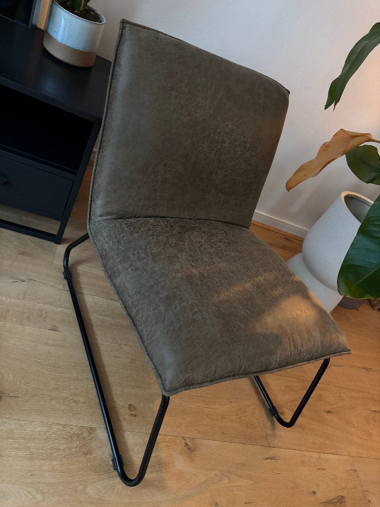 Fauteuil Olijfgroen leatherlook met zwart stalen poot, Huis en Inrichting, Fauteuils, Ophalen, Zo goed als nieuw, 75 tot 100 cm