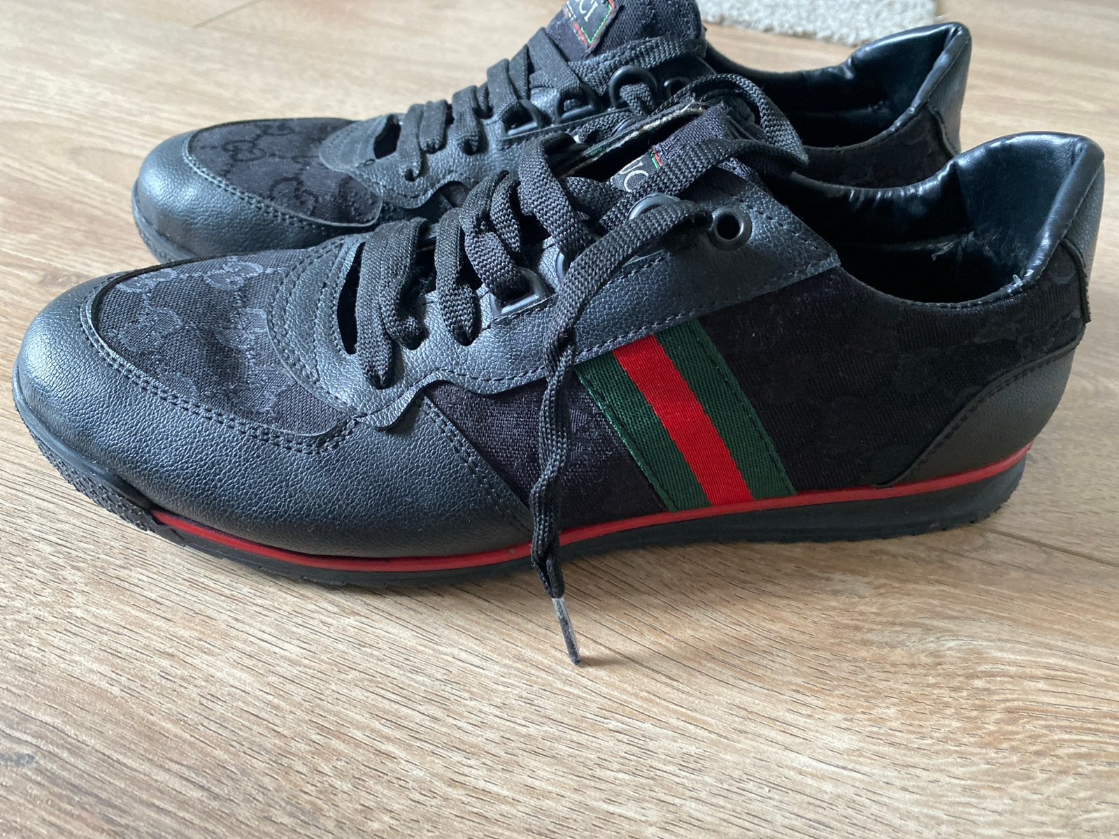 Gucci sneakers zwart met rood/groene streep43, Kleding | Heren, Schoenen, Ophalen of Verzenden, Zo goed als nieuw, Zwart, Sneakers of Gympen