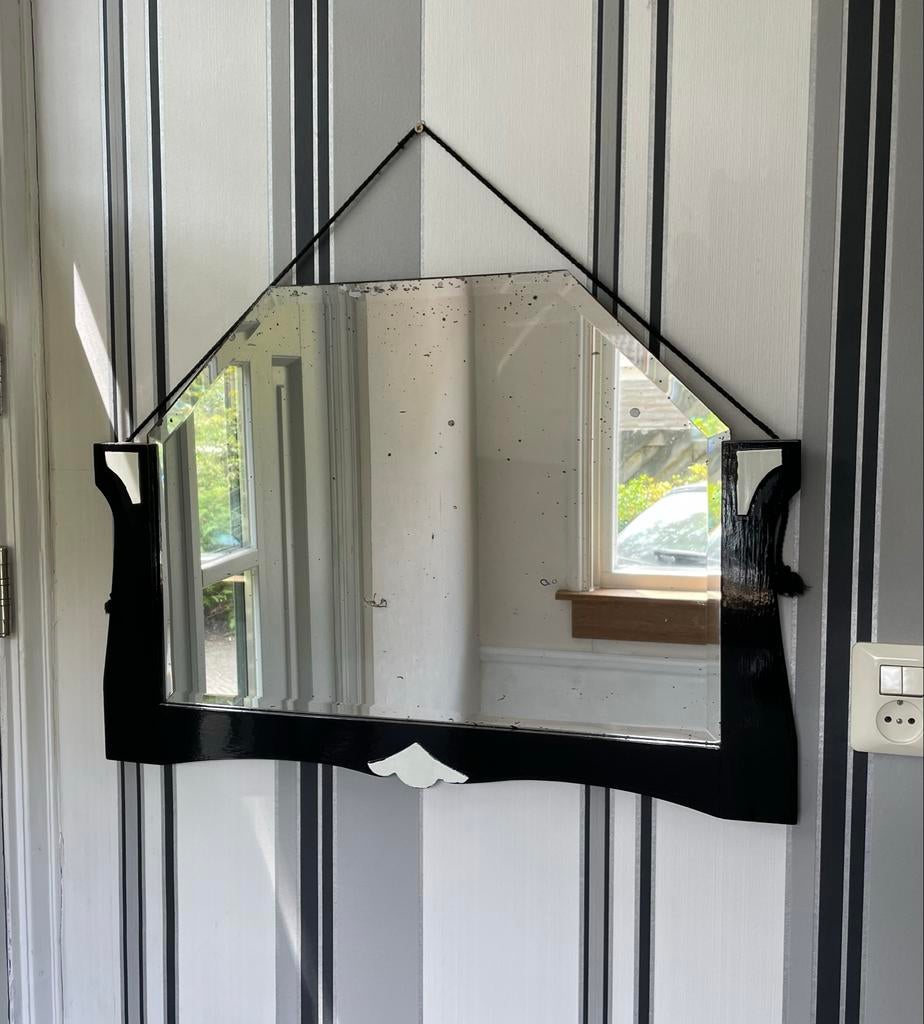 Antieke wandspiegel met unieke vorm en zwart lijst, Huis en Inrichting, Woonaccessoires | Spiegels, Ophalen, Gebruikt, Minder dan 100 cm
