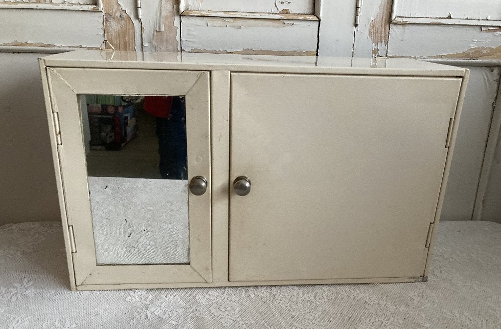 Brocante metalen medicijnkastje met 2 deurtjes & spiegeltje, Ophalen, ---, Metaal, ---