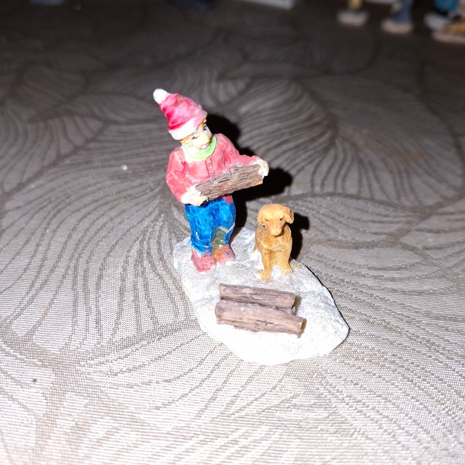 kind met hond en brandhout kerstdorp figuur, Ophalen of Verzenden