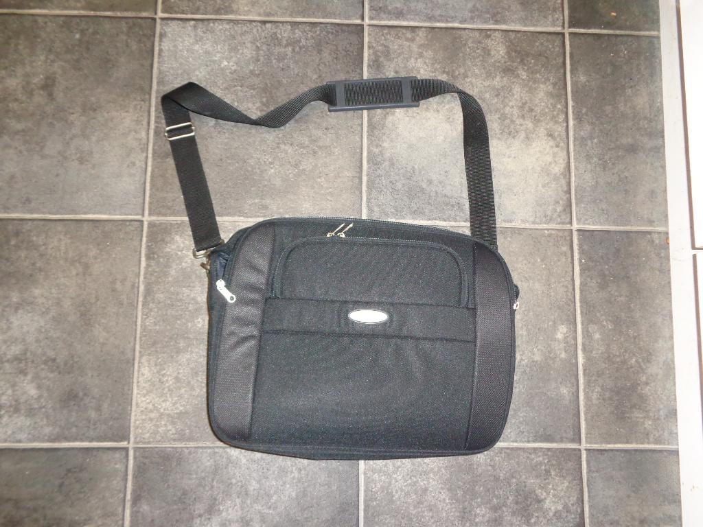 zwarte laptoptas van Samsonite, nieuw, Computers en Software, Laptoptassen, Schouderband, Nieuw, Ophalen of Verzenden, Schoudertas
