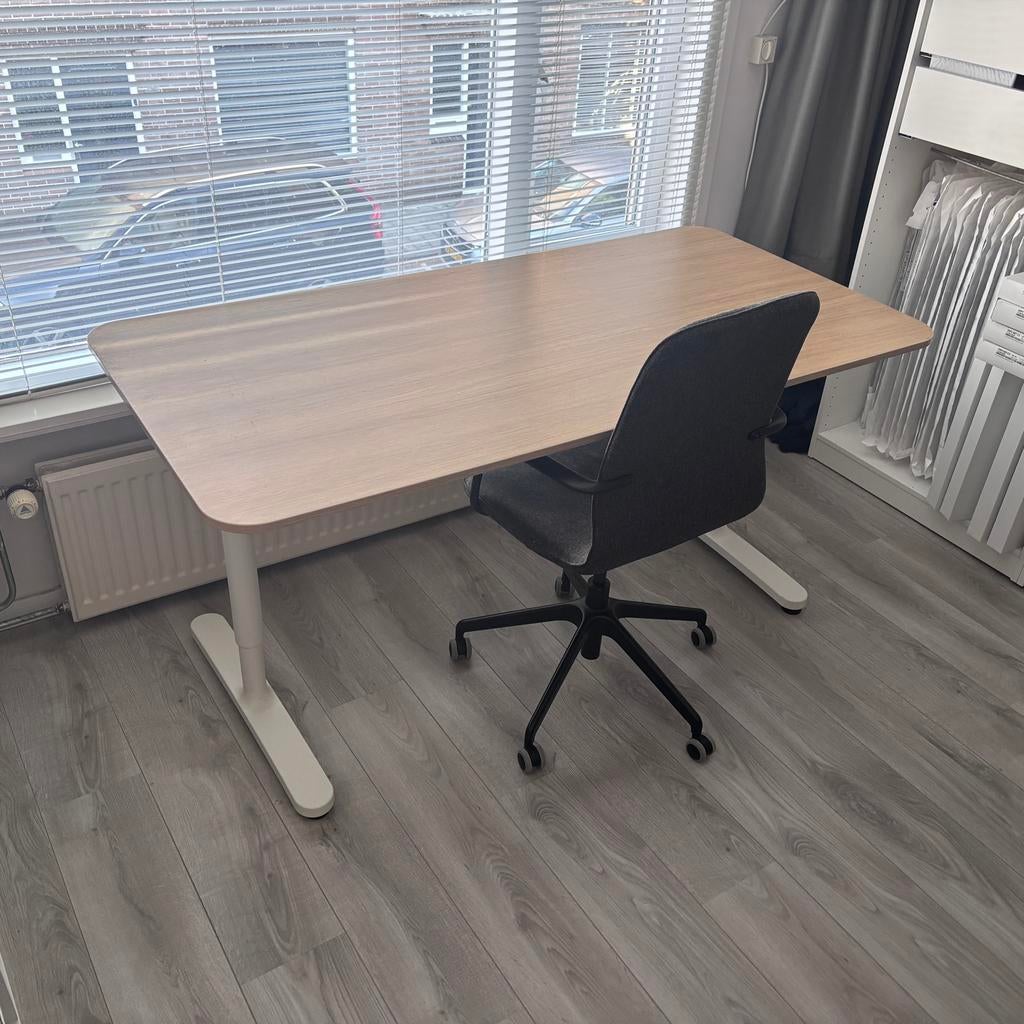 IKEA BEKANT bureau 160x80 cm, wit/eikenfineer, Ophalen, Zit-sta bureau, Elektrisch, Spaanplaat of MDF