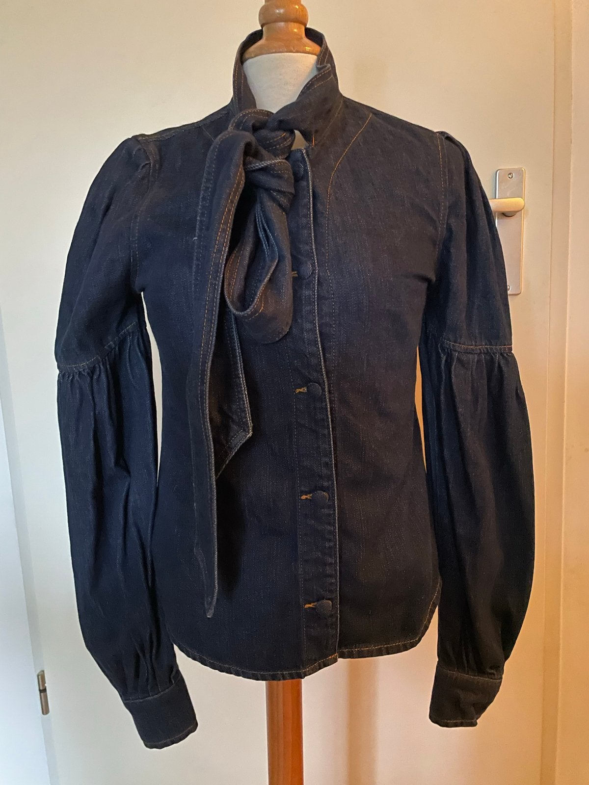 Ibana denim blouse met strik, zgan m 36 nieuwprijs 169 euro, Zo goed als nieuw, Maat 36 (S), Ibana, Verzenden