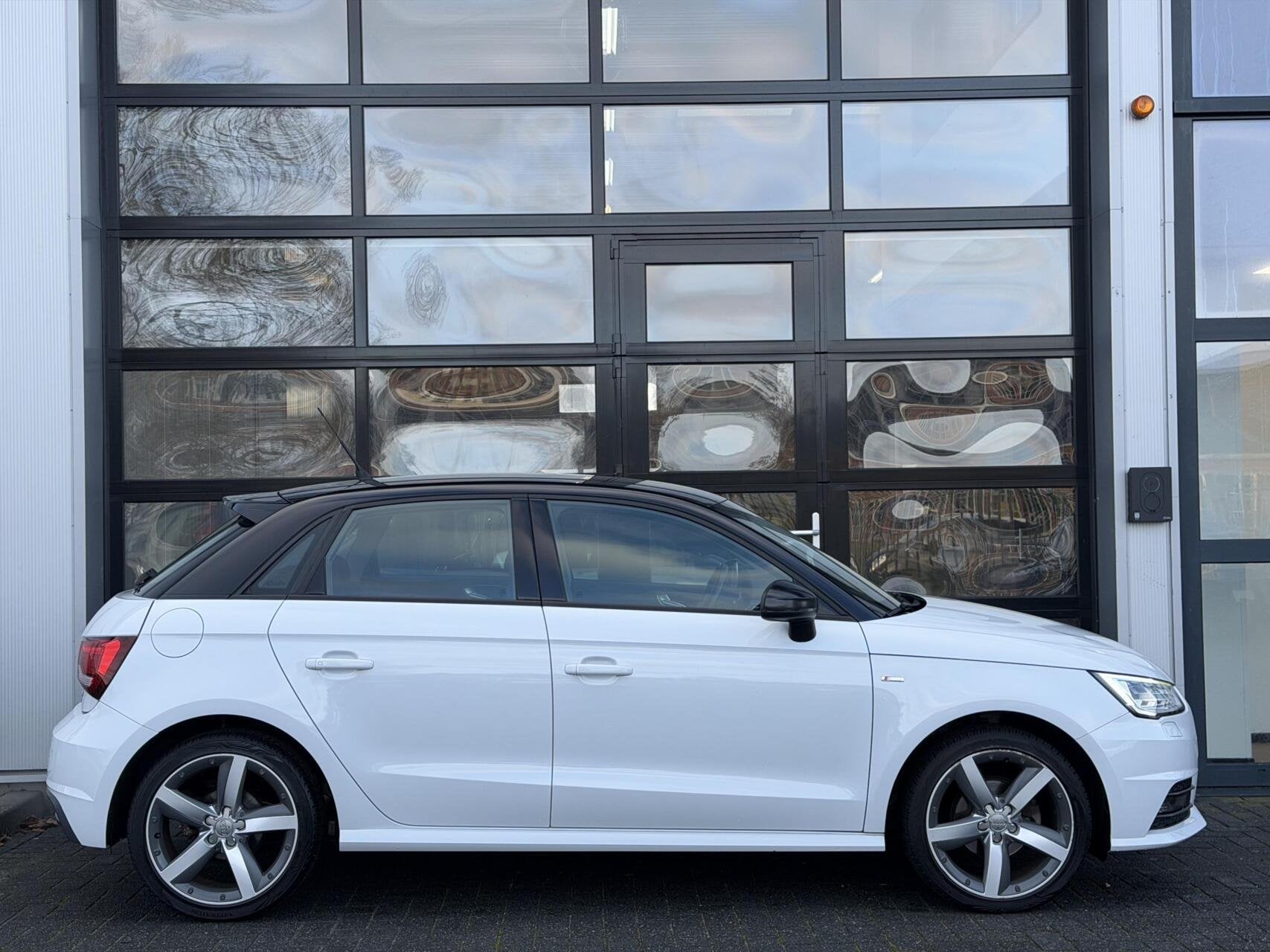 Audi A1 Sportback 1.0 TFSI S-Line / LED / Clima / Navi / 17, Voorwielaandrijving, Stof, 95 pk, 4 stoelen