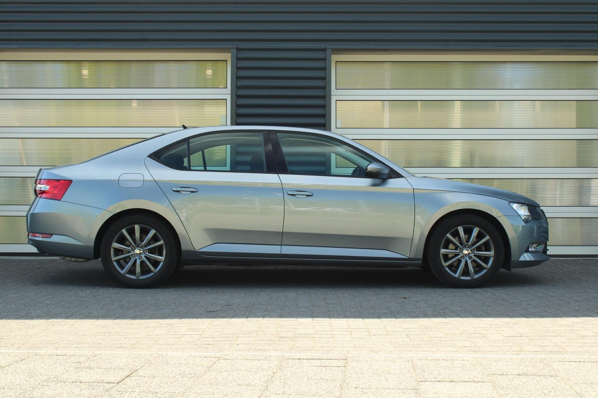 Skoda Superb 1.5 TSI 150pk Ambition | Verwarmde Voorruit | C, Auto's, Voorwielaandrijving, 12 maanden, Stof, Automatische klimaatregeling