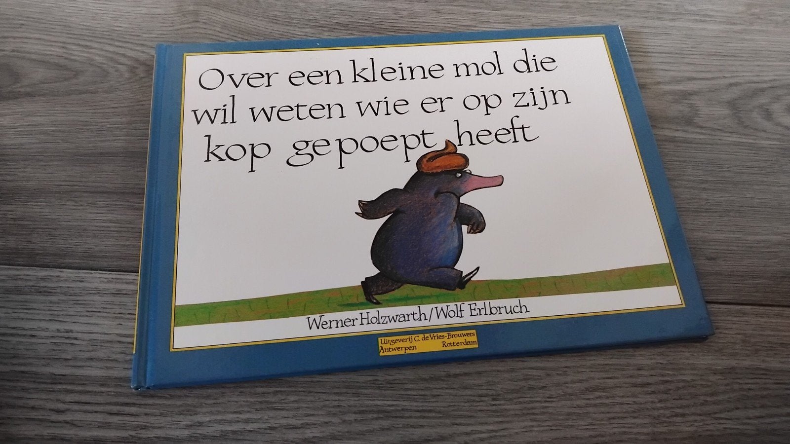 Over een kleine mol die wil weten wie er op zijn kop gepoept, Boeken, Ophalen, Zo goed als nieuw, Wolf Erlbruch; Werner Holzwarth