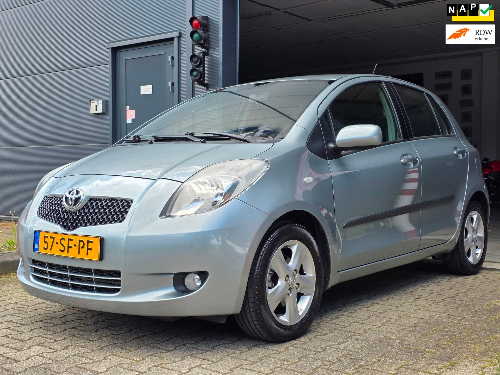 Toyota Yaris 1.3 VVTi Luna MMT / Automaat / Keyless / 100% o, Stof, 4 cilinders, Met garantie (alle), Origineel Nederlands