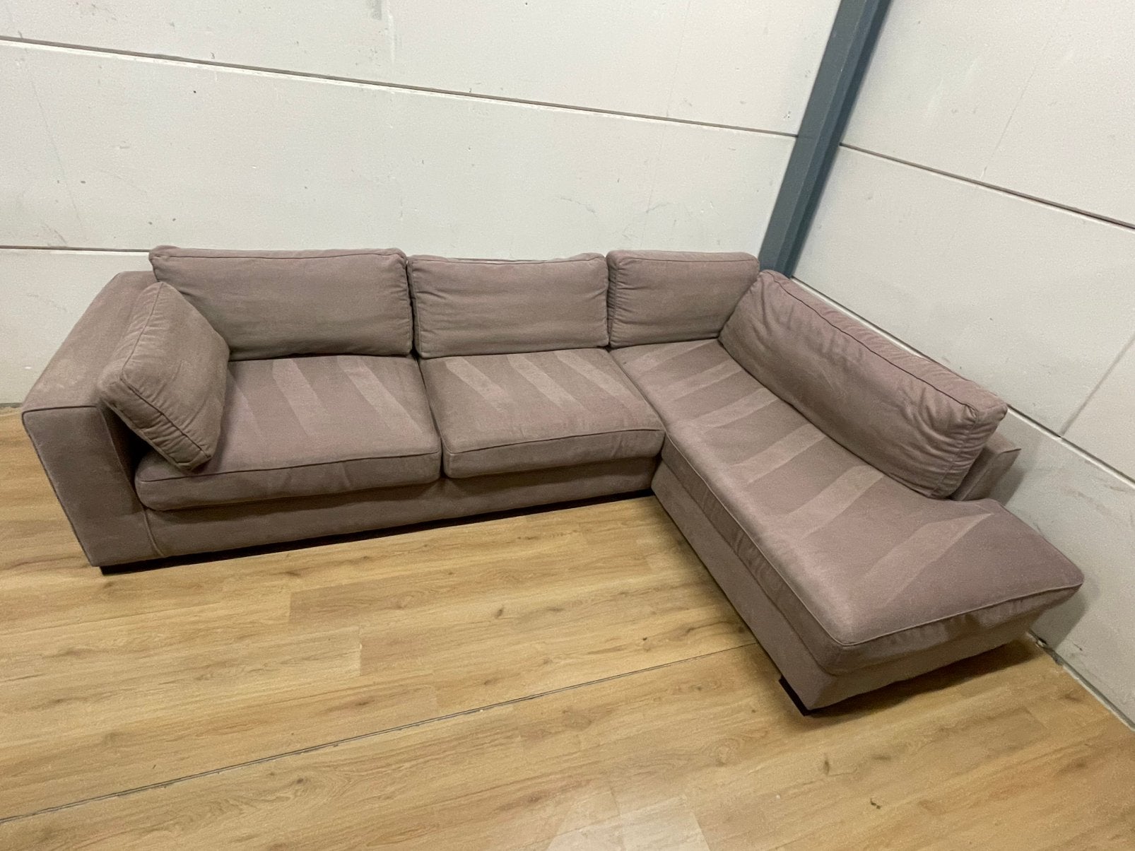 Mooie luxe grote suede taupe hoekbank - GEREINIGD!!!