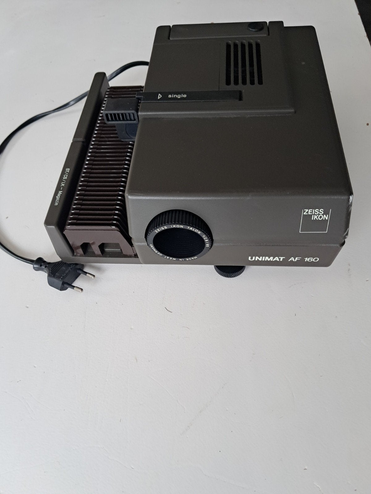 Dia projector van Zeis Ikon, Ophalen