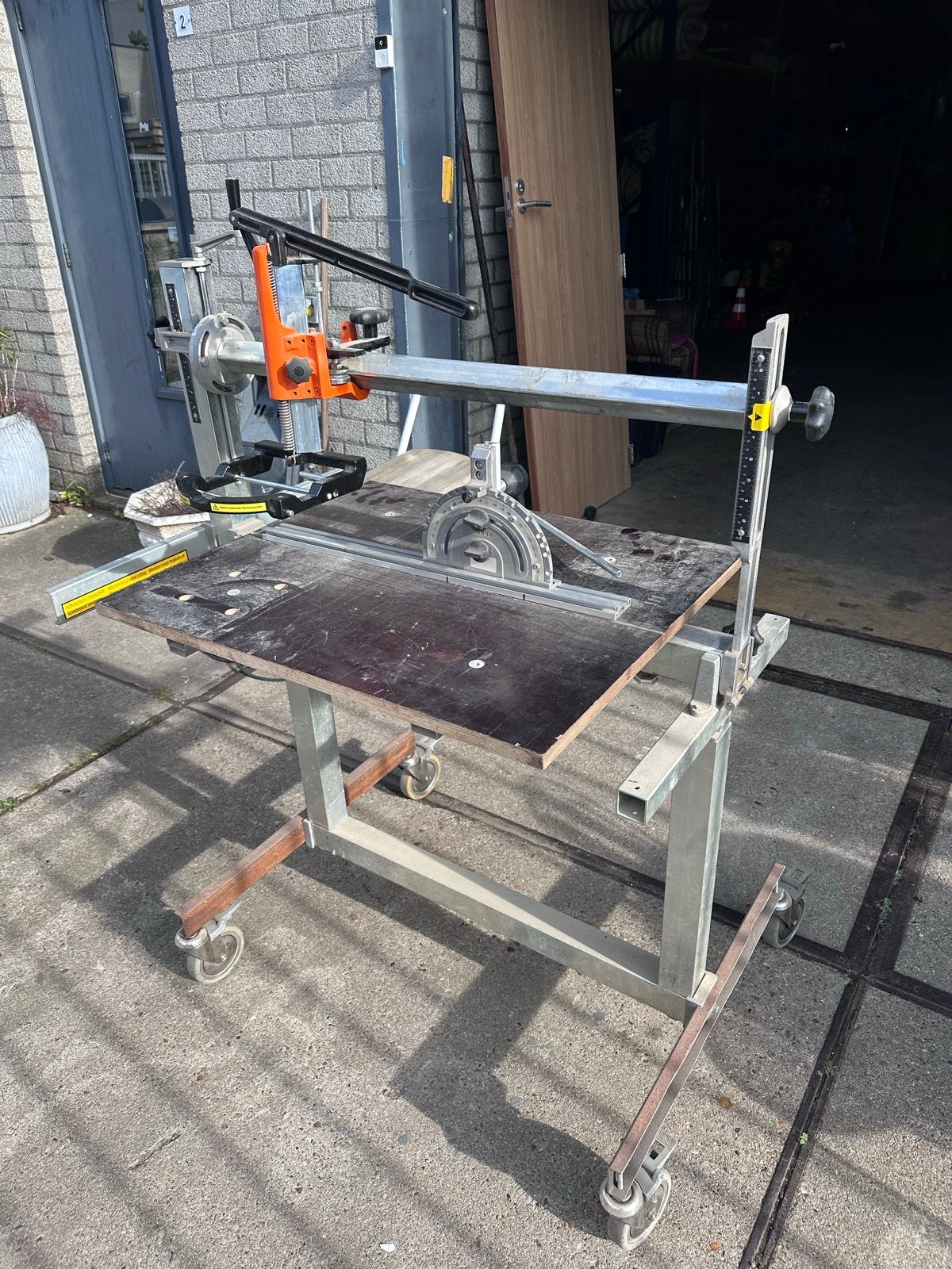 Moet nu weg. Freestafel op verrijdbaar onderstel, Ophalen, Gebruikt, 70 mm of meer, 600 tot 1200 watt