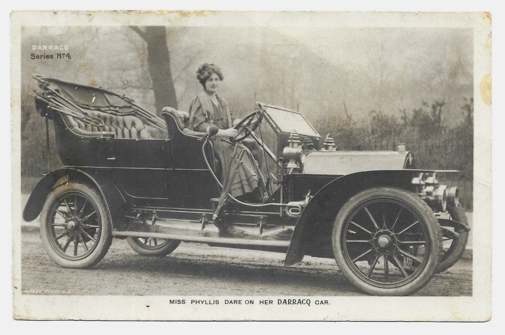 Darracq 1908 automobiel auto ansichtkaart zangeres actrice, Verzenden, Voor 1920, Gelopen, Voertuig