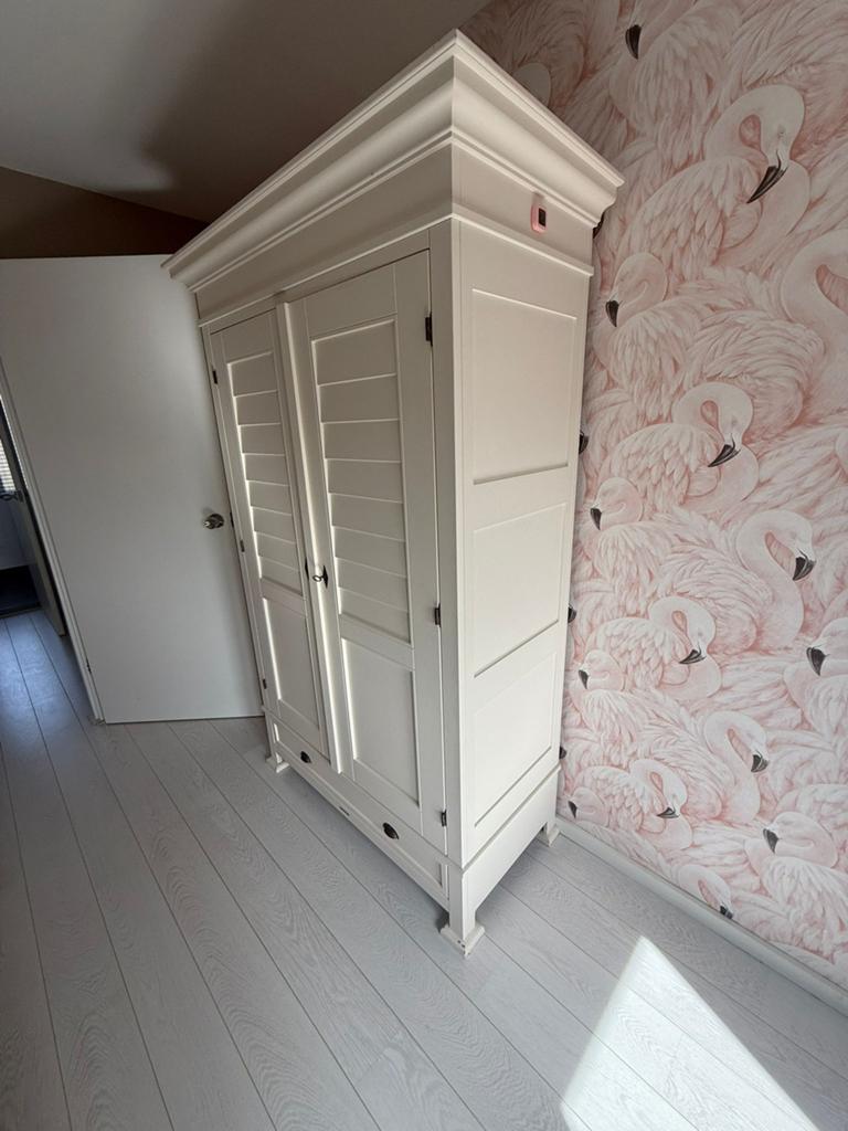 Witte kledingkast met louvredeuren en lade, Ophalen, 50 tot 100 cm, Zo goed als nieuw, Met lade(s)