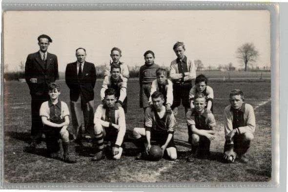 Zegge FOTOKAART Meester Wijngaards met voetbalteam, Ophalen of Verzenden, 1940 tot 1960, Ongelopen, Noord-Brabant