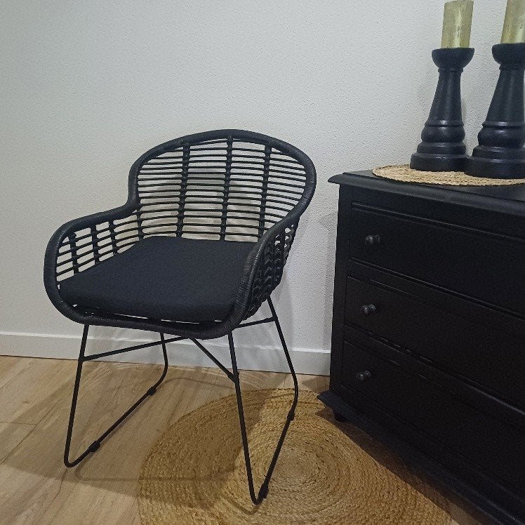 zwarte rotan stoel incl. kussentje, Huis en Inrichting, Stoelen, Ophalen, Zo goed als nieuw, Zwart, Eén