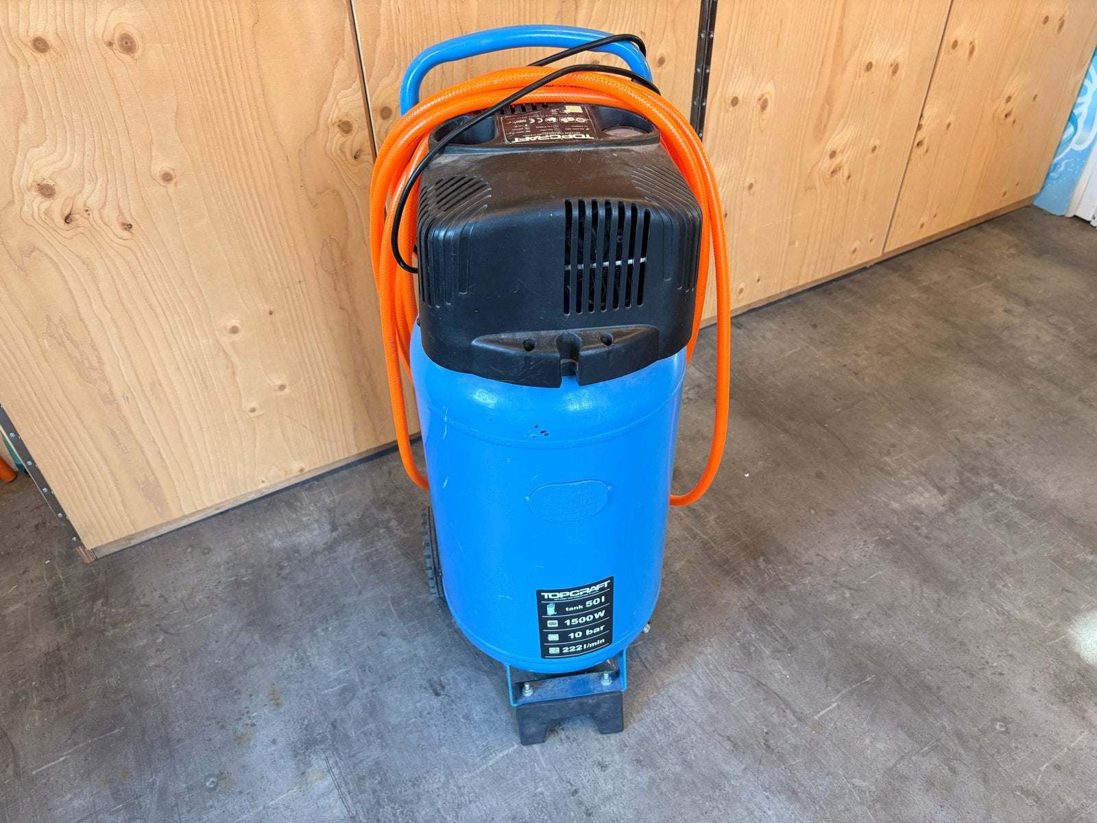 Compressor met tacker en accessoires, Ophalen, Gebruikt, 6 tot 10 bar, 25 tot 100 liter