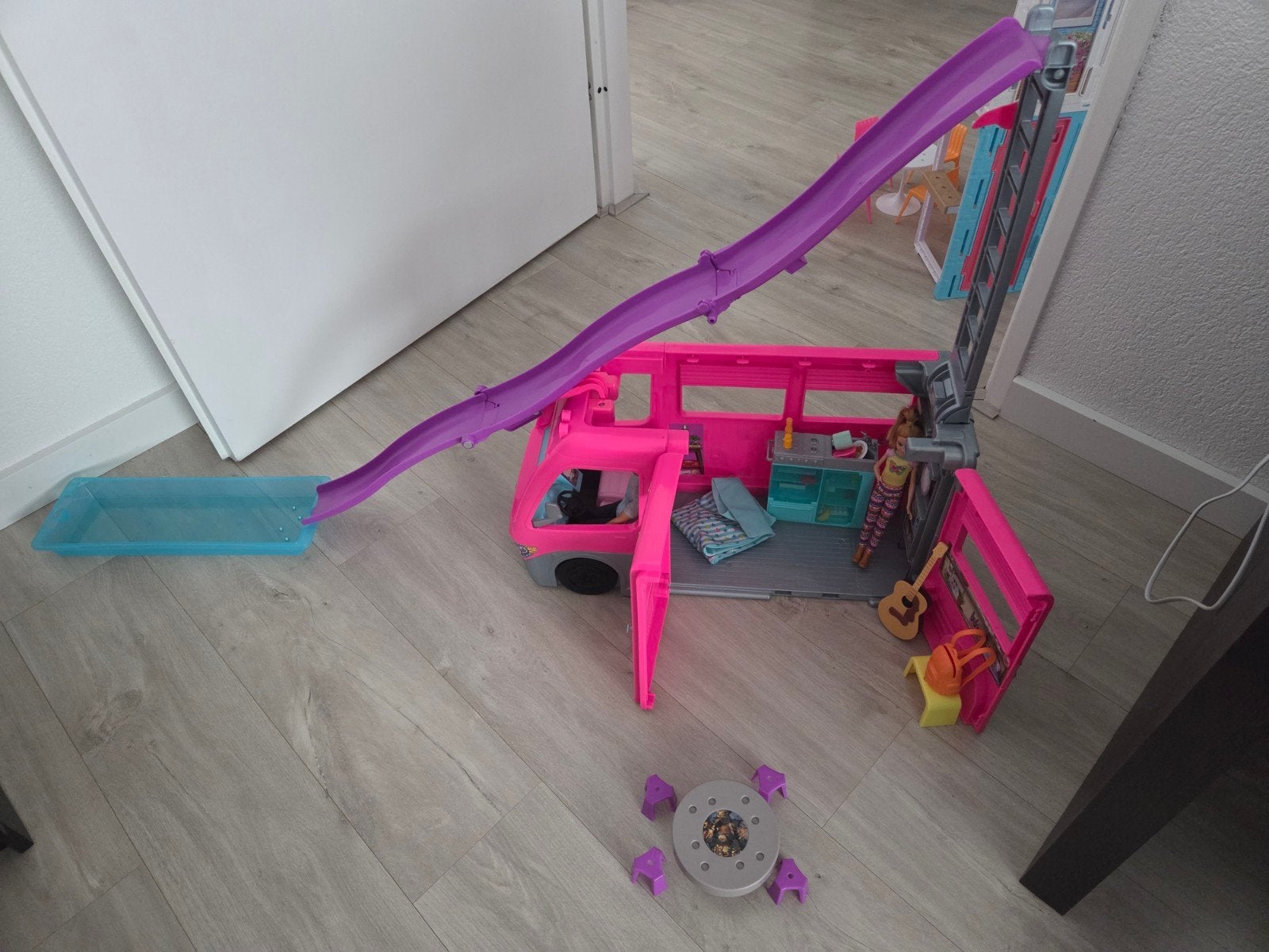 Barbie camper met glijbaan en accessoires, Ophalen, Zo goed als nieuw, Jongen of Meisje
