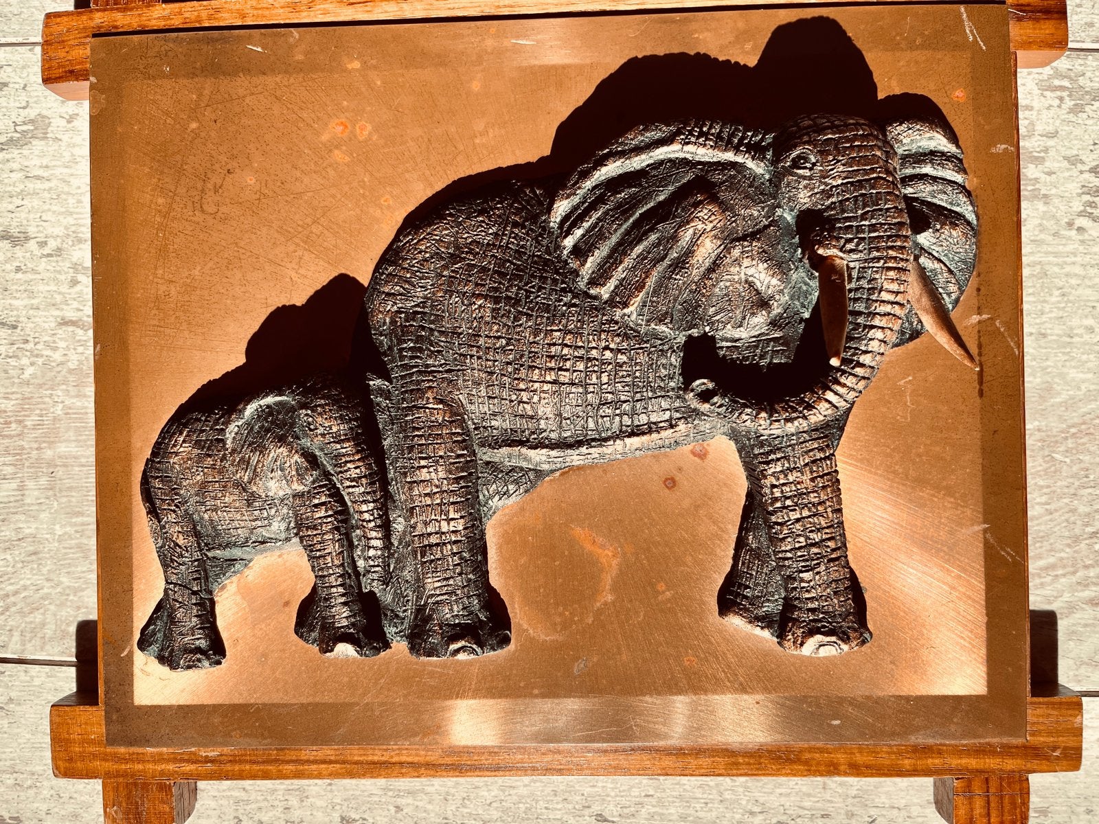 Olifant met Kind - Koper op Hout ca 1950 Zuid Afrika - Wand, Metaal, Meerkleurig, Zo goed als nieuw, Wandbord of Wandpaneel