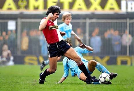 Org kleurenfoto 20x30 cm Willem van Hanegem actie 28-11-1982, Verzamelen, Sportartikelen en Voetbal, Verzenden, Zo goed als nieuw