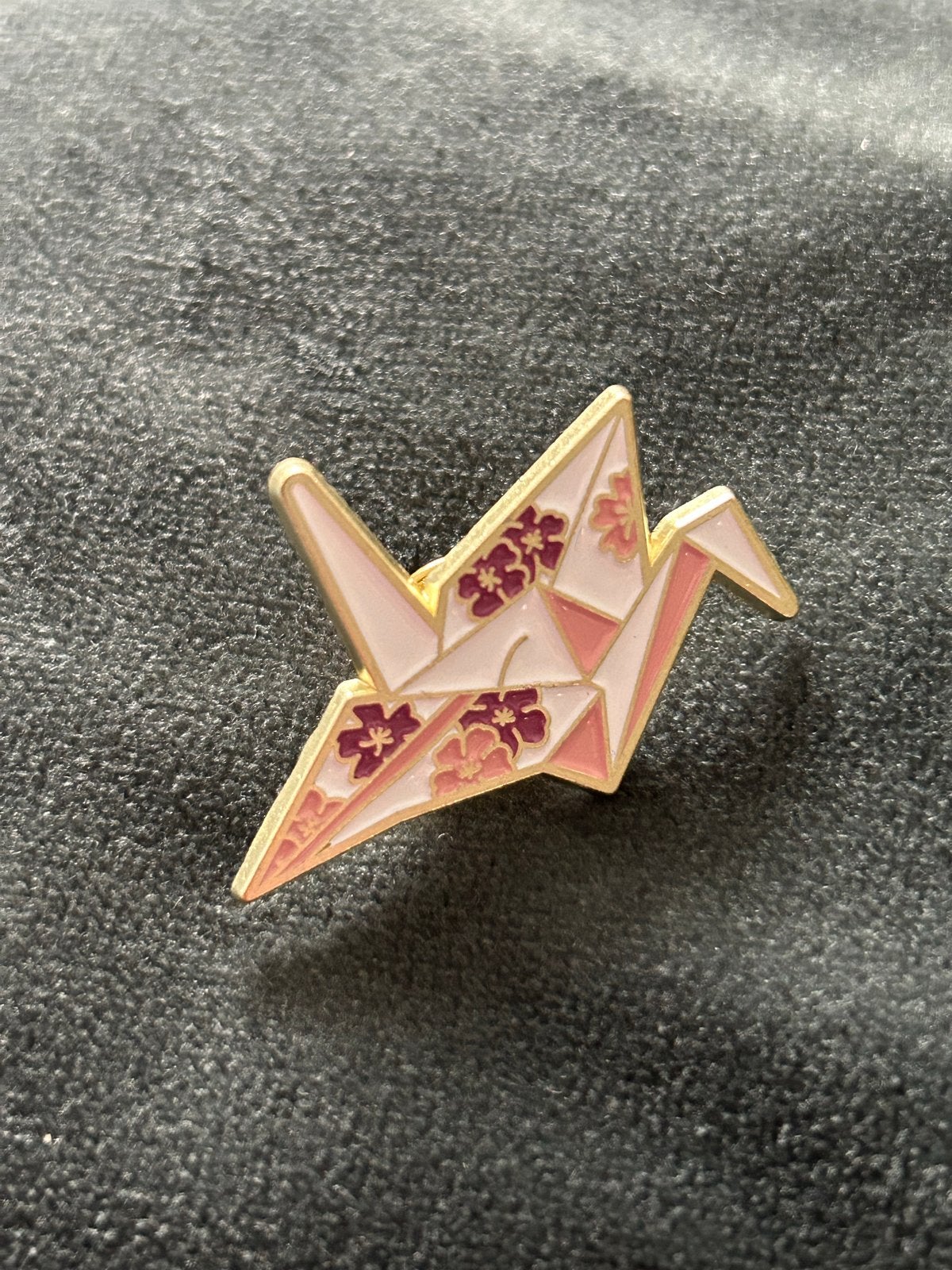 Nieuwe Pin: Japanse Origami Kraanvogel met Bloesemdesign, Overige materialen, Minder dan 4 cm, Nieuw, Ophalen of Verzenden