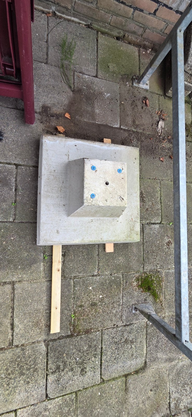 Betonnen poer met voetplaat stevig, Ophalen, Gebruikt