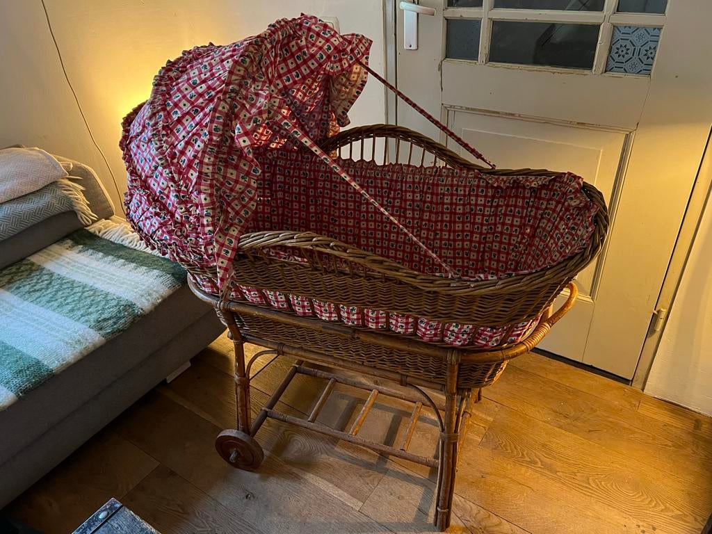 Snoezige rieten vintage wieg met originele bekleding, Ophalen, Gebruikt, Wieg