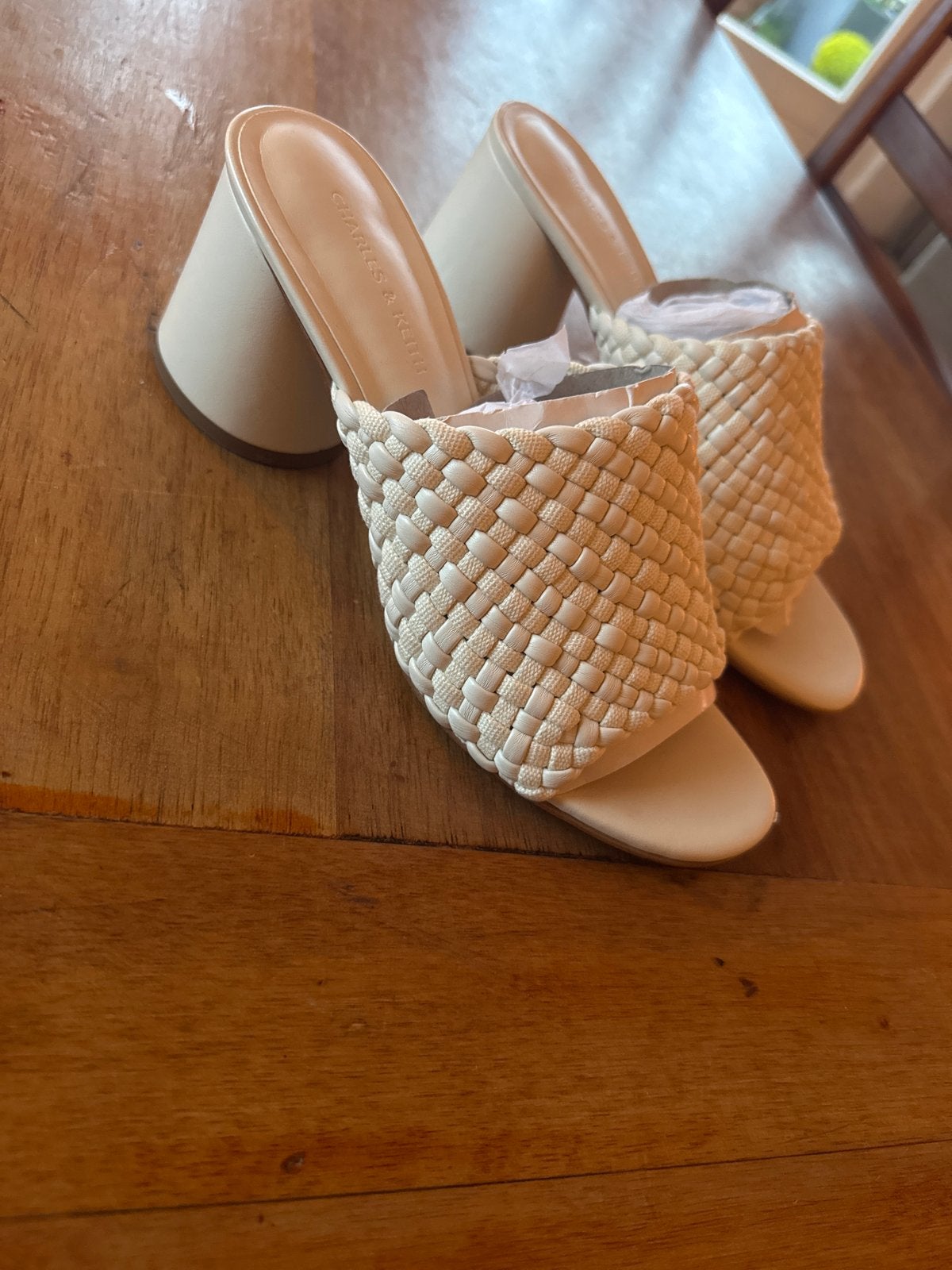 Charles & Keith geweven muiltjes met blokhak, Ophalen of Verzenden, Zo goed als nieuw, Beige, Sandalen of Muiltjes
