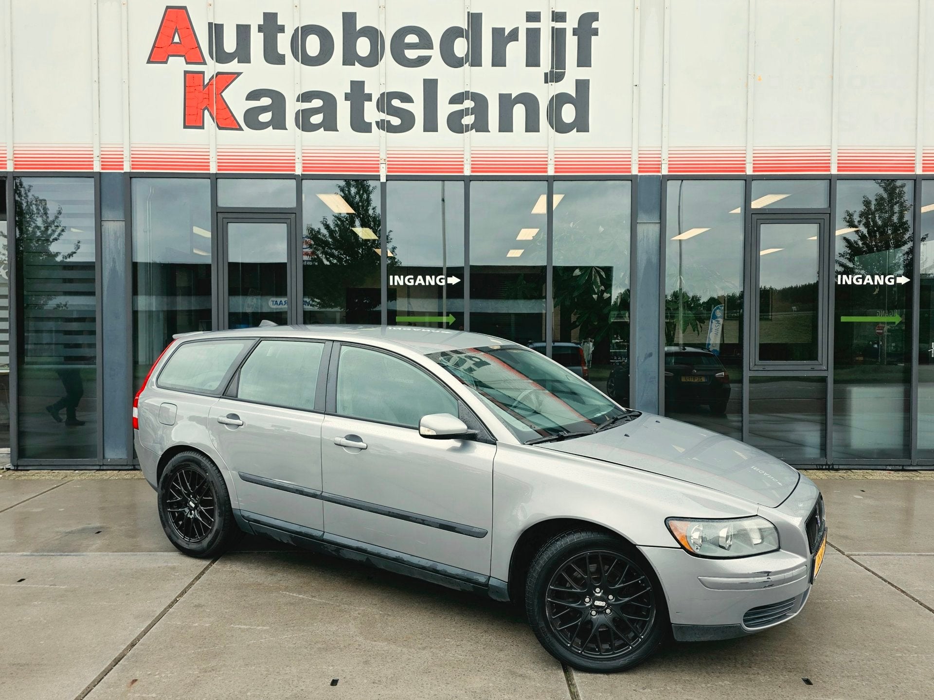 Volvo V50 2.4 Momentum - Automaat - Trekhaak - Nieuwe APK, Auto's, Volvo, Stof, Gebruikt, Zwart, 700 kg