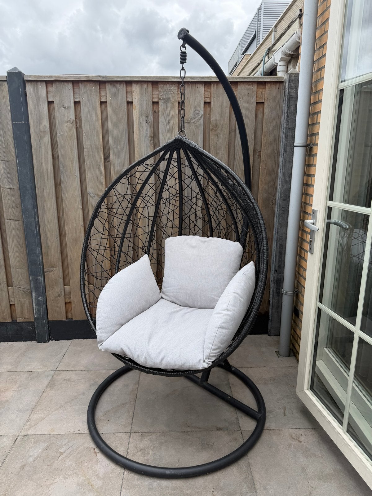 Comfortabele hangstoel met standaard en kussen, Tuin en Terras, Ophalen, Gebruikt, Metaal